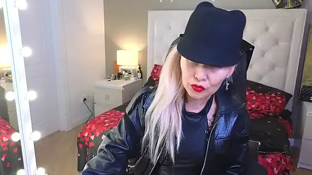 RoxalanaStar from StripChat