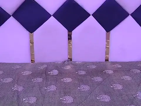 Shinykrishaa from StripChat