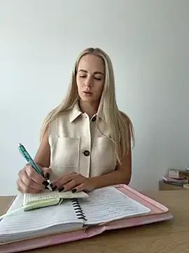 streetdoll from StripChat