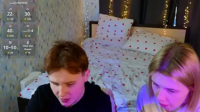 two_gerls_here