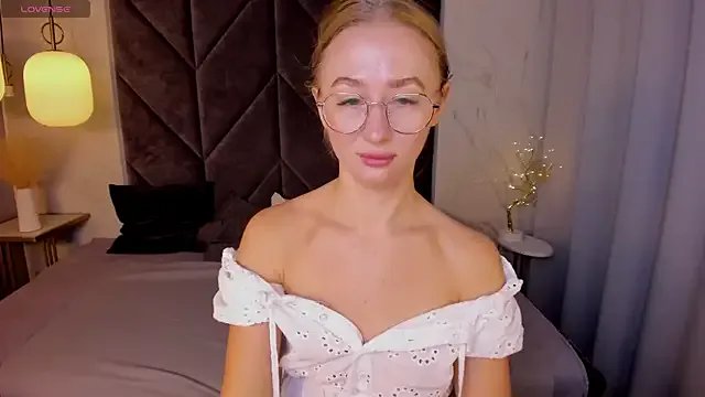 VictoriaLights from StripChat