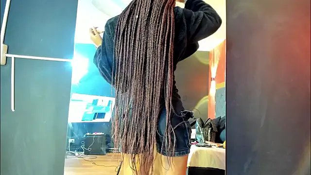  YayaHilton chat room