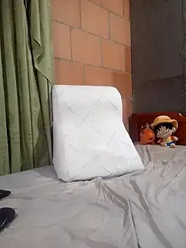  zoldick_huge chat room